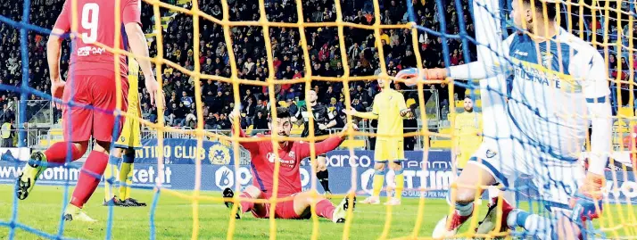  ??  ?? Bomber Marco Benassi esulta dopo il suo ultimo gol a Frosinone Con cinque reti in questo campionato su 11 partite è il goleador della Fiorentina