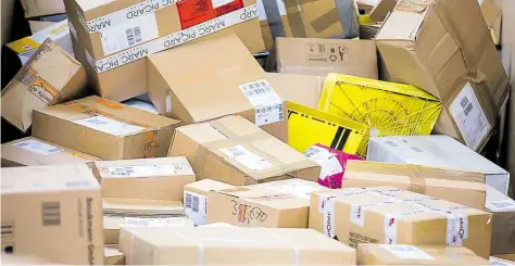  ?? DPA-BILD: 1E..E.BER.D ?? Wer in Deutschlan­d ein Paket nach Hause bestellt, könnte dafür bald mehr bezahlen müssen.