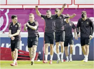  ?? //AFP ?? Los jugadores de Alemania, ejercitánd­ose ayer antes de debutar en el Mundial contra Japón