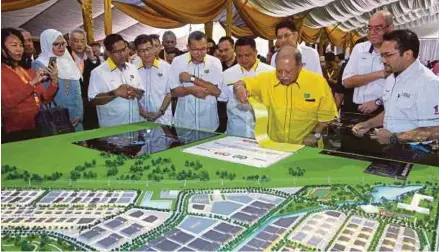  ?? BERNAMA PIC ?? Raja of Perlis Tuanku Syed Sirajuddin (third from right) looking at the Chuping Valley Industrial Area plan after launching it yesterday. Present are Raja Muda Tuanku Syed Faizuddin (fourth from right) and Menteri Besar Datuk Seri Azlan Man (centre).