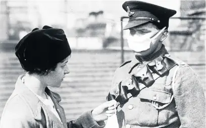  ??  ?? British artillerym­an wearing a flu mask
