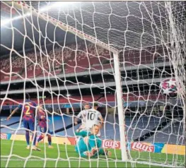  ??  ?? Coutinho marca el octavo gol del Bayern ante el Barça.