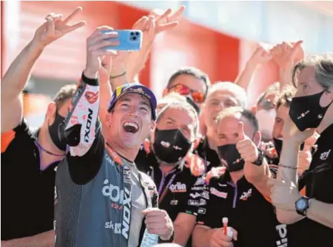  ?? // AFP ?? Aleix Espargaró, eufórico, celebra su victoria en el circuito de Termas de Río Hondo