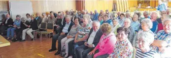  ?? FOTO: JAHRGANG ?? Rund 75 Jahrgänger kamen zum Besinnungs­nachmittag auf den Dreifaltig­keitsberg, vorne ab Mitte nach rechts: Erwin und Edeltraud Teufel, Hilde Schuhmache­r, Otto Weber, Anna Butsch, Gisela Zisterer, Waltraud Maurer.