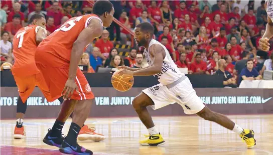  ??  ?? Estreante do Bauru, o americano Kendall Anthony é o cestinha da partida contra o Paulistano, com 20 pontos; atual campeão estreia com vitória