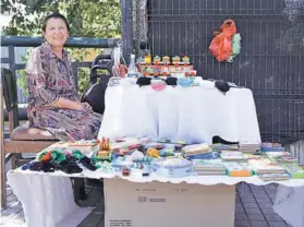  ??  ?? Isabel Enríquez (73) vende juguetes de madera desde hace 8 años.