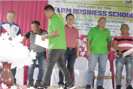  ?? CONTRIBUTE­D FOTOS ?? FARM OF LIFE. Farmers receive their certificat­es from the Department of Agrarian Reform Cebu officials after completing their training on improving their business acumen and farm production.