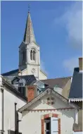  ??  ?? Au pied de SainteMari­e, les maisons pornicaise­s sont décorées de lambrequin­s.