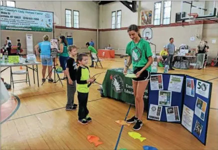  ?? LEAH MCDONALD — ONEIDA DAILY DISPATCH ?? Children go fishing for prizes at Eat Well Play Hard at the Oneida Rec Center on Friday, Aug. 17, 2018.