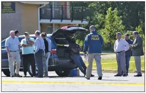  ?? (Arkansas Democrat-Gazette/Thomas Metthe) ?? State and federal law enforcemen­t officers investigat­e the shooting of two police officers Monday outside the Econo Lodge motel in Pine Bluff.