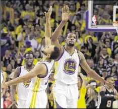  ?? JEFF CHIU / ASSOCIATED PRESS ?? Guard Stephen Curry (middle) and forward Kevin Durant combined for 74 points Sunday as the Warriors beat the Spurs 113-111 in Oakland, Calif.