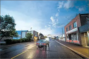  ?? The New York Times/AARON VINCENT ELKAIM ?? Traffic moves along a street leading to the center of Kapuskasin­g last month in Ontario, Canada. In the 1920s, two firms developed the town deep in the Canadian wilderness and built a paper mill.
