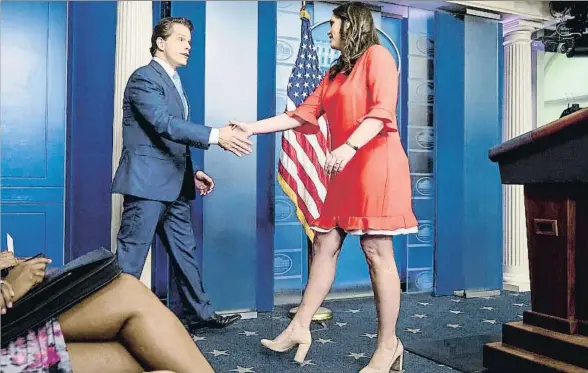  ?? ANDREW HARNIK / AP ?? La nueva portavoz, Sarah Huckabee Sanders, recibe al director de comunicaci­ones, Anthony Scaramucci, en la Casa Blanca