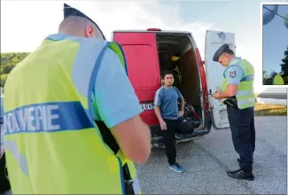  ??  ?? Les gendarmes ont contrôlé plusieurs dizaines de véhicules, faisant ouvrir les coffres. Les eucalyptus sont saccagés par les délinquant­s. (Photos Adeline Lebel)