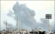  ?? REUTERS ?? ■ Smoke rises from Yarmouk Palestinia­n camp in Damascus.