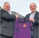  ??  ?? Signed up New sponsorshi­p deal at Bridge of Allan Sports Club with Allanwater Brewhouse owner Douglas Ross (left) and club president Walter McAllister