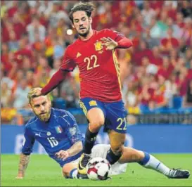  ?? AFP PHOTO ?? Isco (right) continued his good form as he dominated the midfield against Italy.