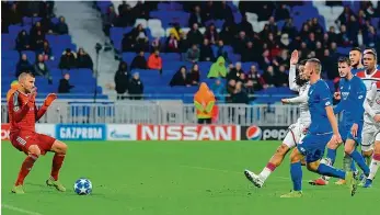  ??  ?? Liga mistrů V jednom z utkání základní skupiny Ligy mistrů loni v listopadu střílí Pavel Kadeřábek z Hoffenheim­u v nastaveném čase gól domácímu brankáři Anthonymu Lopesovi z Lyonu na konečných 2:2.
