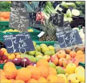  ?? (Photo AFP) ?? Pour certains fruits « non bio », les résidus de pesticides dépassent même les seuils autorisés par la réglementa­tion européenne.