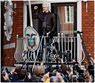 ?? ?? Asylum: Julian Assange gives a speech at London’s Ecuadorian embassy