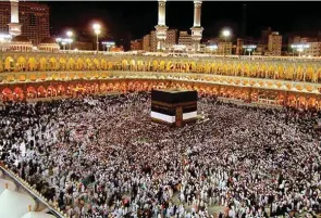  ??  ?? PIOUS DUTY: The total number of pilgrims for the year 1438H adds up to 2,352,122 pilgrims, including 1,752,014 pilgrims from outside Saudi Arabia and 600,108 pilgrims from within the kingdom.