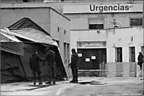  ??  ?? Spaanse soldaten helpen bij het opzetten van een noodhospit­aal in Madrid.
(Foto: Welingelic­hte Kirngen)