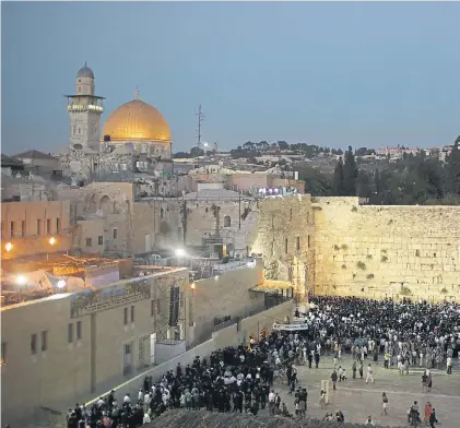  ?? AFP ?? Oración. Judíos de Jerusalén, anoche, frente al Muro de los Lamentos, en la celebració­n del Shabbat.