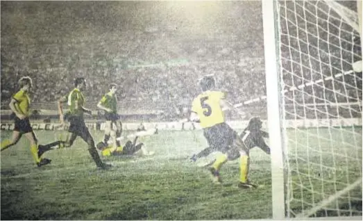  ??  ?? 1971. Primer gol aurinegro frente a Internacio­nal de Bratislava: Losada. La foto, publicada en la portada de El País, muestra la trayectori­a de la pelota, según estilaba la prensa en esos días. Como el equipo checoeslov­aco jugó de amarillo, Peñarol utilizó una camiseta inusual: verde con vivos aurinegros al estilo de la divisa del CURCC.Esa noche, debutó el argentino Castronovo: con dos goles en pocos minutos comenzó pronto a conquistar a la tribuna.