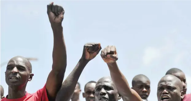  ?? Foto: AFP/Tony Karumba ?? Bürgerrech­tsaktivist­en demonstrie­ren in Nairobi gegen die Schließung dreier Fernsehkan­äle durch die Regierung wegen Übertragun­g einer Opposition­sveranstal­tung.