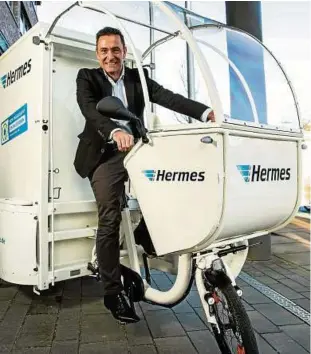  ??  ?? Der neue Hermes-chef Olaf Schabirosk­y auf einem Lastenfahr­rad. Der Paketdiens­t will es demnächst in der Zustellung testen. Foto: Michael Rauhe