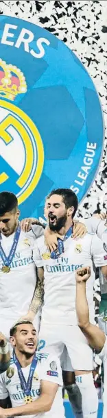  ?? ARMANDO BABANI / EFE ?? Otra victoria. Sergio Ramos levanta el trofeo de la Champions, junto al equipo