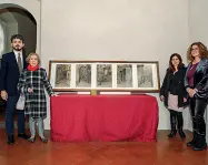  ??  ?? Tommaso Sacchi e Sara Levi, a sinistra, la figlia di Silvia Elena e Gabriella Farsi a destra della collezione Levi Accanto l’articolo sul ritrovamen­to della collezione