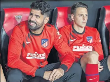  ??  ?? Diego Costa y Arias, juntos en el banquillo durante el Sevilla-Atlético de la pasada temporada.