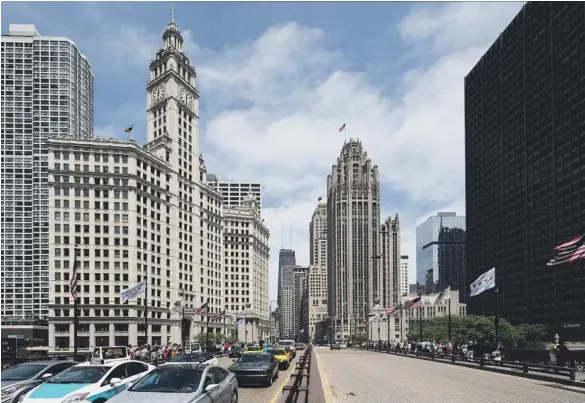  ??  ?? La Tribune Tower y el Wrigley Building son iconos arquitectó­nicos de la ciudad.