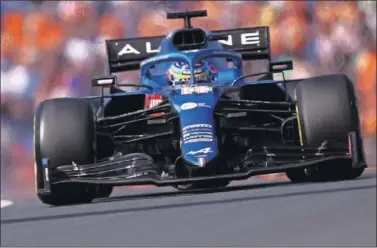  ??  ?? Fernando Alonso pilota el Alpine durante la jornada del viernes del GP de los Países Bajos en Zandvoort.