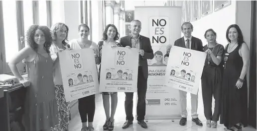  ?? Foto: Rathaus ?? Julio Andrade und Francisco Javer Lara (3.v.r.) bei der Präsentati­on der Kampagne am Montag dieser Woche.