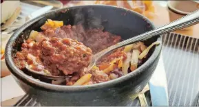  ?? PHOTOS BY MARISA NADOLNY ?? A small bowl of beef chili (large also available) from Gourmet Galley in Niantic