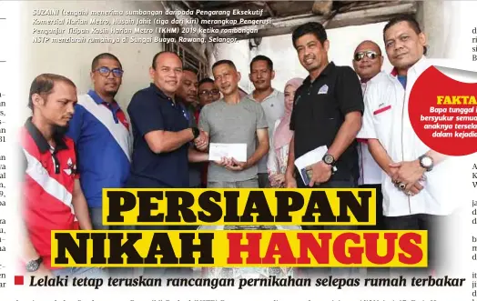  ??  ?? SUZAINI (tengah) menerima sumbangan daripada Pengarang Eksekutif Komersial Harian Metro, Husain Jahit (tiga dari kiri) merangkap Pengerusi Penganjur Titipan Kasih Harian Metro (TKHM) 2019 ketika rombongan NSTP menziarah rumahnya di Sungai Buaya, Rawang, Selangor.