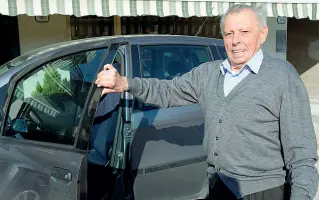  ?? (foto Bergamasch­i) ?? Ezio Cauzzo Ha quasi 99 anni e guida ancora tutti i giorni, per lavoro