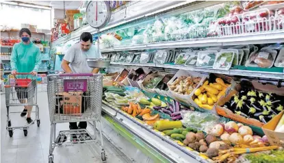  ?? SARAH SILBIGER/REUTERS ?? Compras en un supermerca­do en Washington.