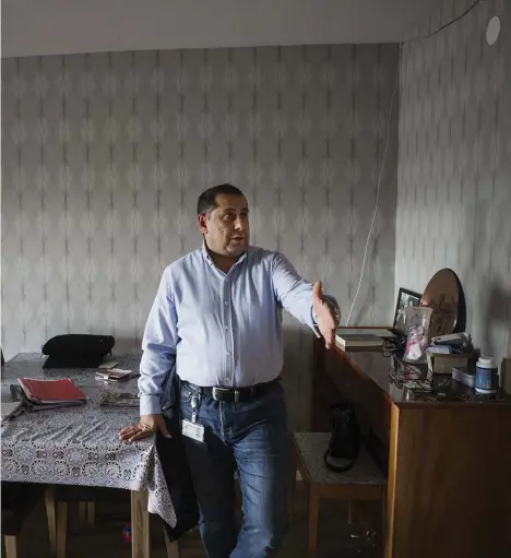  ?? Bilder: Petter Trens ?? Mustafa saadeddine­s familj flyttade in i den nya lägenheten 2017. Efter renovering höjdes hyrorna med 50 procent – och vissa material började gå sönder strax efter upprustnin­gen.