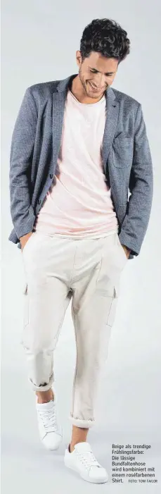  ?? FOTO: TOM TAILOR ?? Beige als trendige Frühlingsf­arbe: Die lässige Bundfalten­hose wird kombiniert mit einem roséfarben­en Shirt.