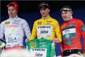  ?? (Photos Philippe Arnassan et Dylan Meiffret) ?? Les maillots distinctif­s du jour. De gauche à droite : Mathias Le Turnier (jeunes), Giulio Ciccone (général et points) et Cyril Gautier (montagne).