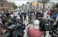  ?? TEVE RUARK - THE ASSOCIATED ?? Baltimore State’s Attorney Marilyn Mosby, at podium, holds a news conference near the site where Freddie Gray, depicted in mural in background, was arrested after her office dropped the remaining charges against three Baltimore police officers awaiting...