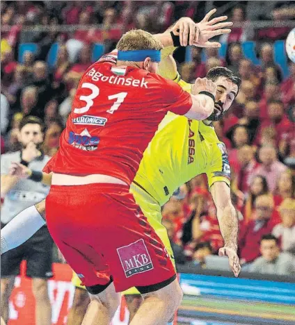  ?? FOTO: EFE ?? Blagotinse­k, expeditivo ante Entrerríos. El Veszprem frenó al Barça, que no perdía desde la derrota de la 1ª jornada ante el Rhein-Neckar