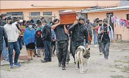  ?? Fotos: Gustavo Guamán / EXTRA ?? La tarde del sábado, después de terminada la misa, el ataúd fue llevado al cementerio.