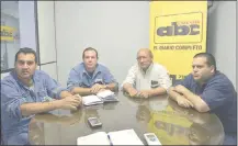  ??  ?? Rigoberto Ruiz Díaz, Félix López, Óscar Galeano y Waldo Bazán, empleados de Acepar, ayer en nuestra redacción.