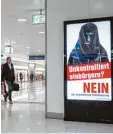  ?? Foto: A. Della, dpa ?? Umstritten: Plakate der Schweizeri­schen Volksparte­i.