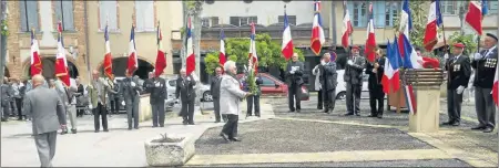  ??  ?? Dépôt de gerbe par la présidente des veuves de guerre