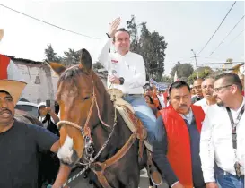  ??  ?? El aspirante priista montó a caballo en la primera demarcació­n.